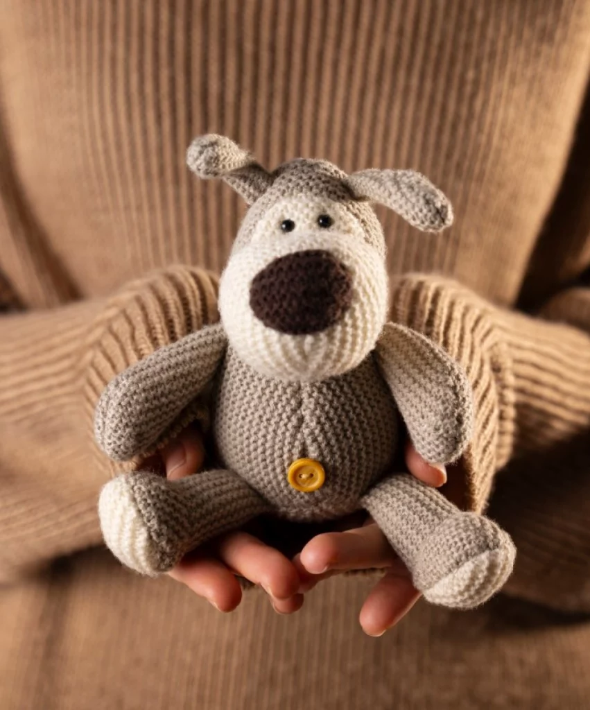 Bild von einem Stofftier, das ein Kind auf den Händen hält.