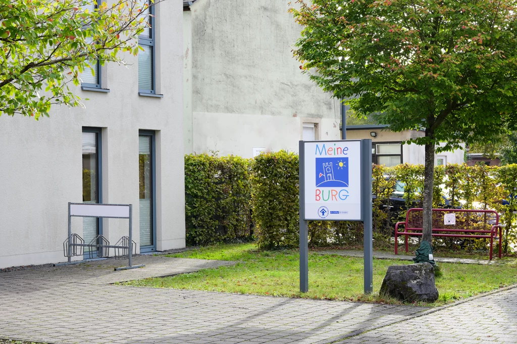 Aussenaufnahme des Gebäudes mit dem Schild 