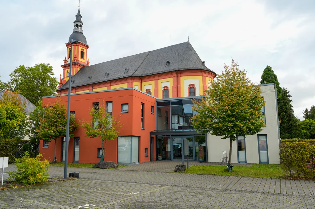 Eine Außenansicht des kompletten Gebäudes.